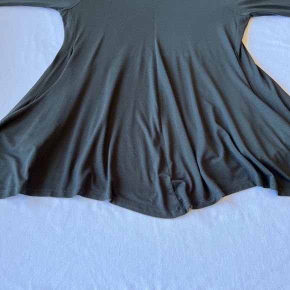 Alembika relaxed fit soft stretch mock neck tunic with front pockets - Picture 7 of 9